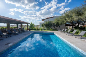 HOLT Nueva Escondida 3BR - Pool, Parking & Patios